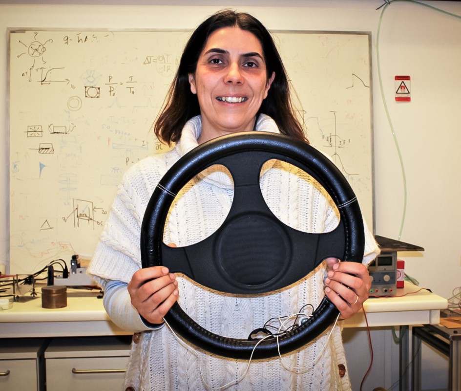Helena Alves creates electronic textile for intelligent steering wheel Helena Alves creates electronic textile for intelligent steering wheel